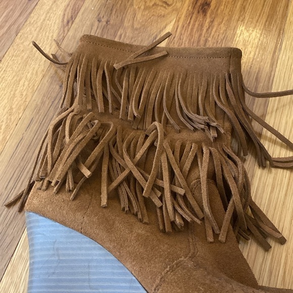 Minnetonka Women’s Brown Fringe Boots With Wedge Heel Size 7 - Picture 3 of 10